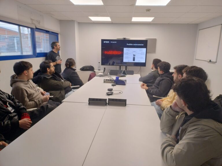 Alumnos ASIR recibiendo charla en Arsys